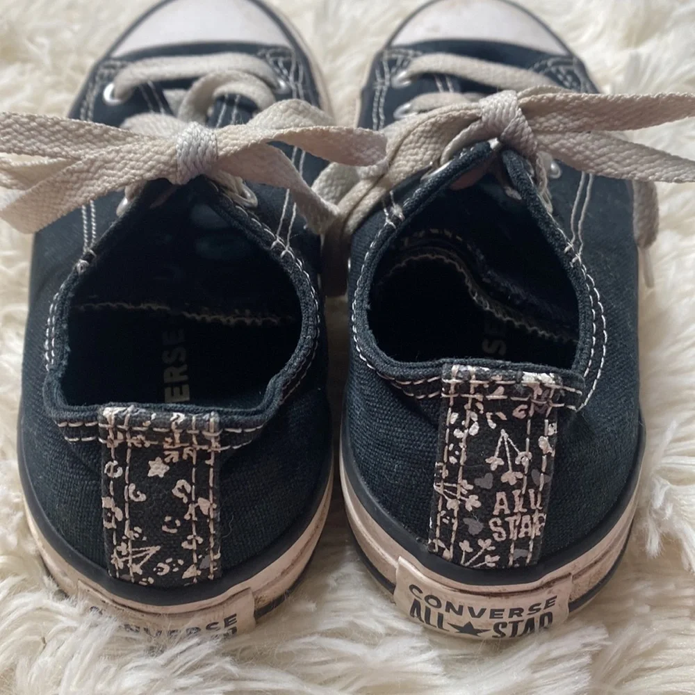 Converse Black Low Cut White Lace Up Sneakers Kid’s Size 1 Excellent Condition